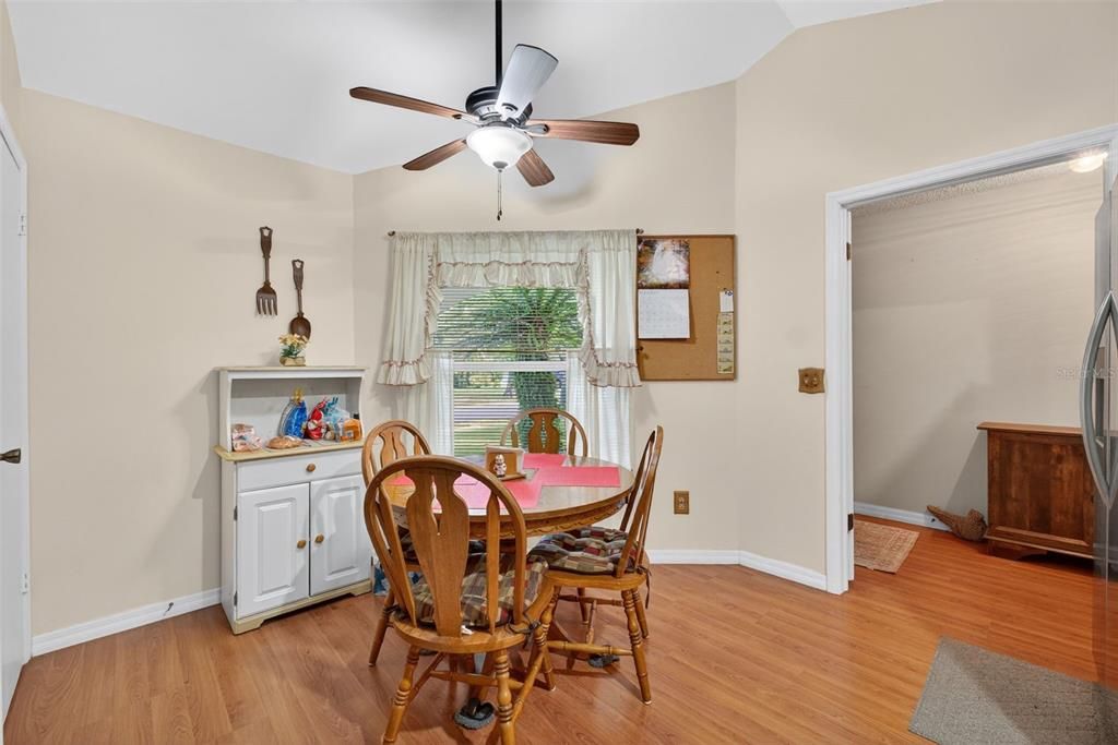 Под контрактом: $395,000 (4 спален, 2 ванн, 1816 Квадратных фут)