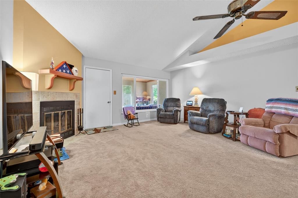 Под контрактом: $395,000 (4 спален, 2 ванн, 1816 Квадратных фут)