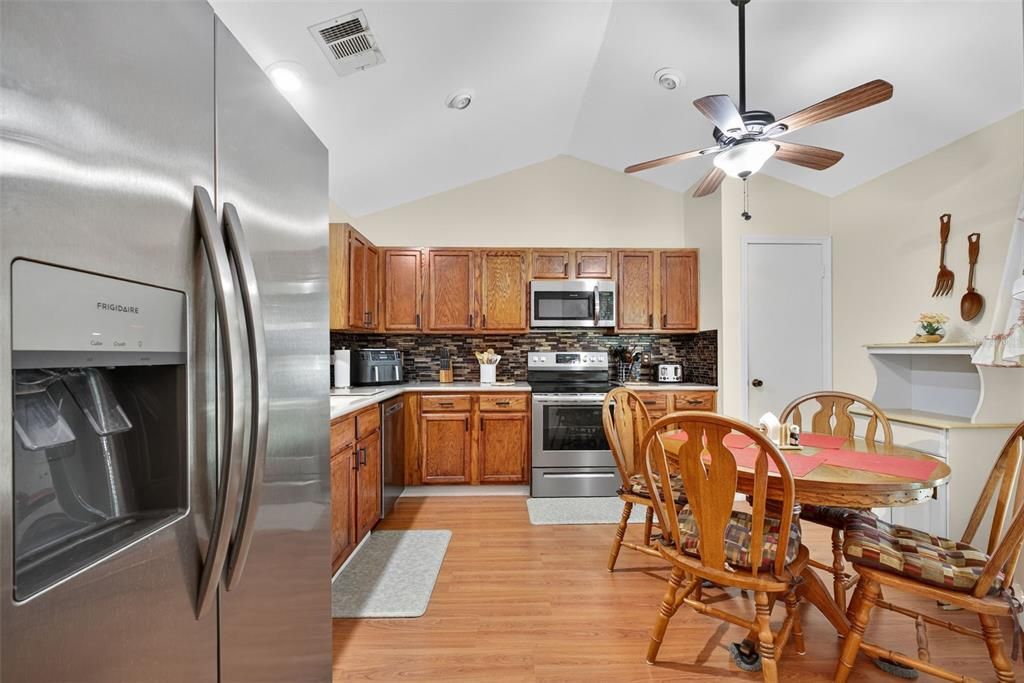 Под контрактом: $395,000 (4 спален, 2 ванн, 1816 Квадратных фут)