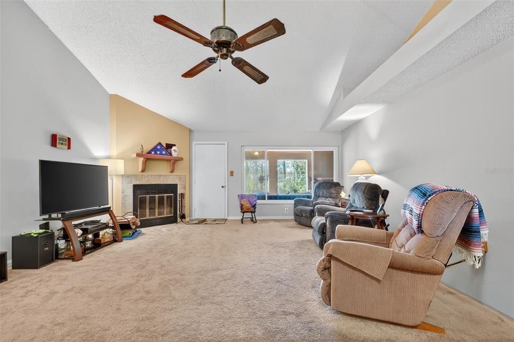 Под контрактом: $395,000 (4 спален, 2 ванн, 1816 Квадратных фут)