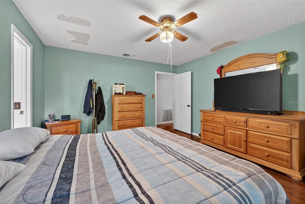 Под контрактом: $395,000 (4 спален, 2 ванн, 1816 Квадратных фут)