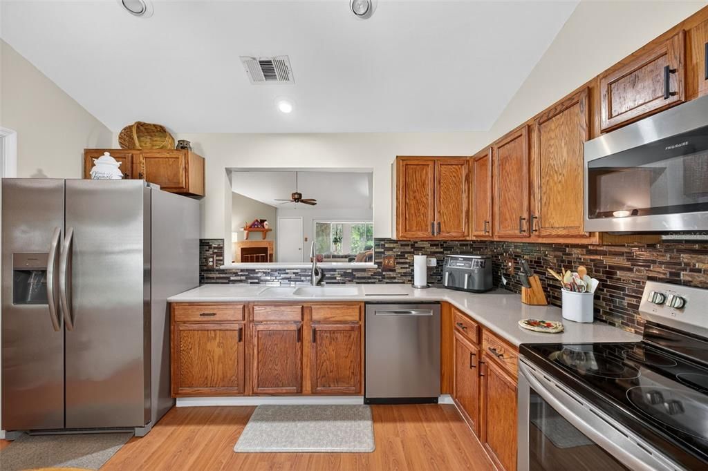 Под контрактом: $395,000 (4 спален, 2 ванн, 1816 Квадратных фут)