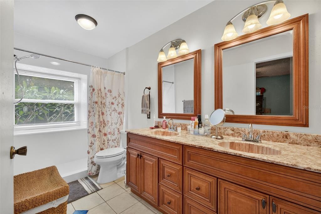 Под контрактом: $395,000 (4 спален, 2 ванн, 1816 Квадратных фут)