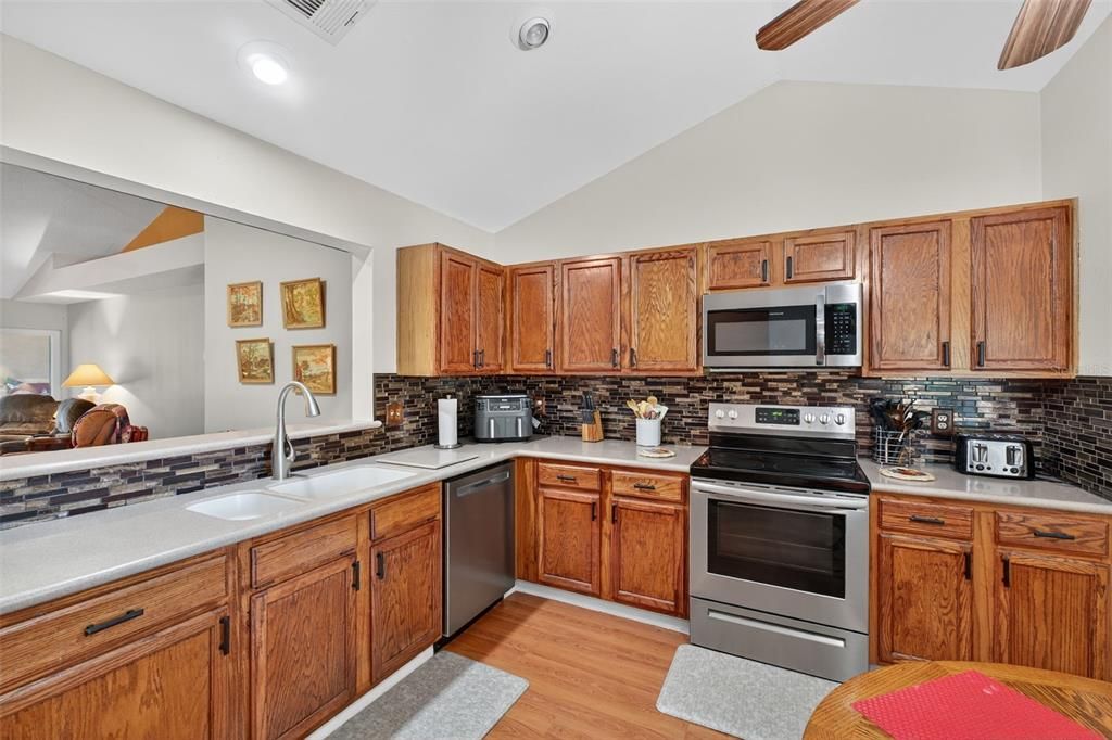 Под контрактом: $395,000 (4 спален, 2 ванн, 1816 Квадратных фут)