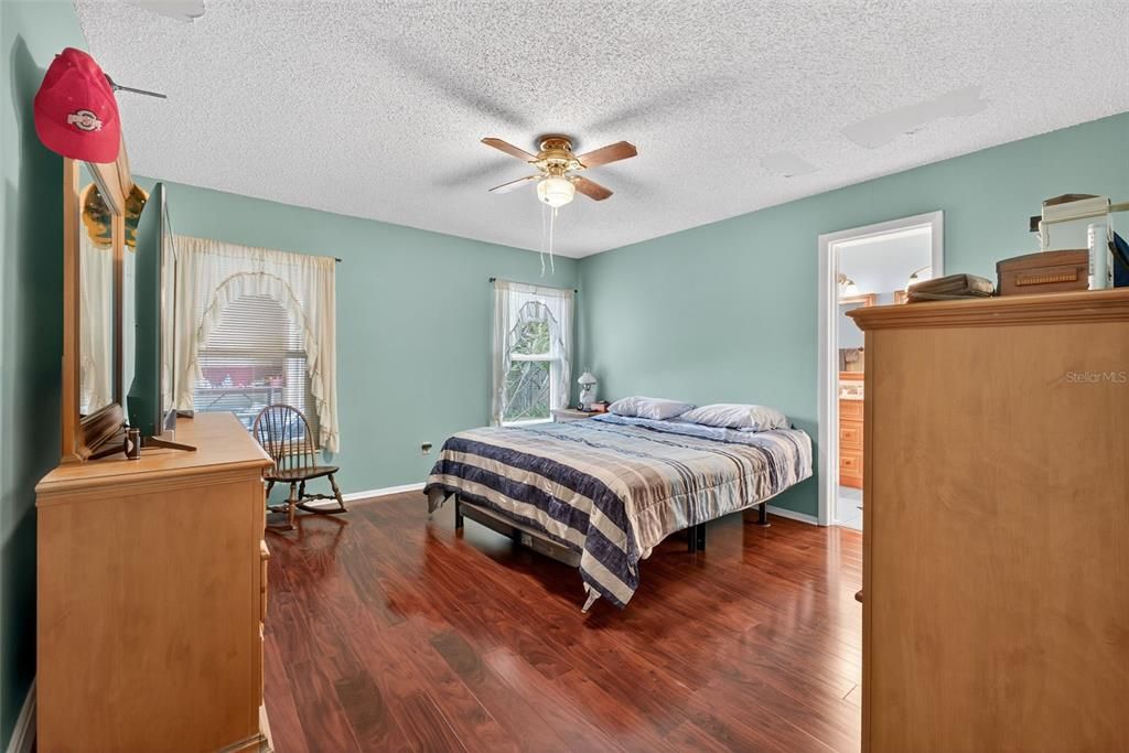 Под контрактом: $395,000 (4 спален, 2 ванн, 1816 Квадратных фут)