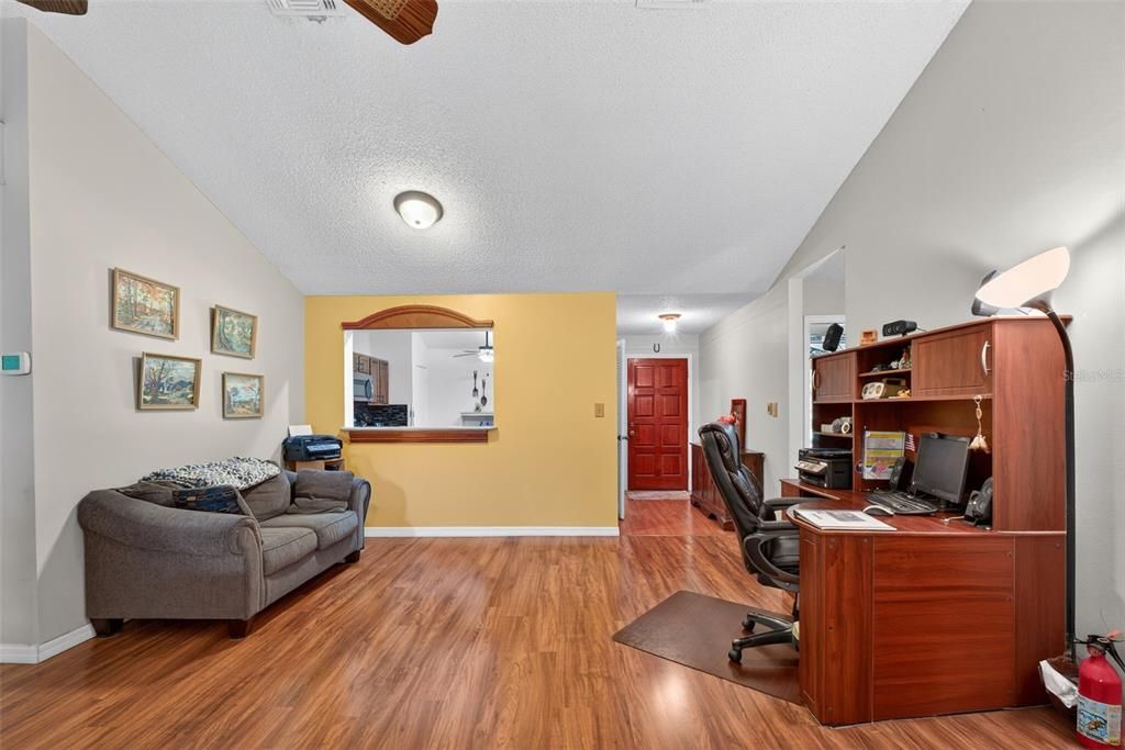 Под контрактом: $395,000 (4 спален, 2 ванн, 1816 Квадратных фут)