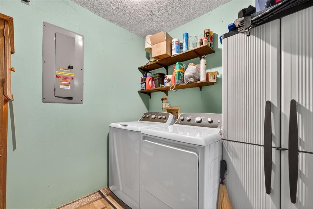 Под контрактом: $395,000 (4 спален, 2 ванн, 1816 Квадратных фут)