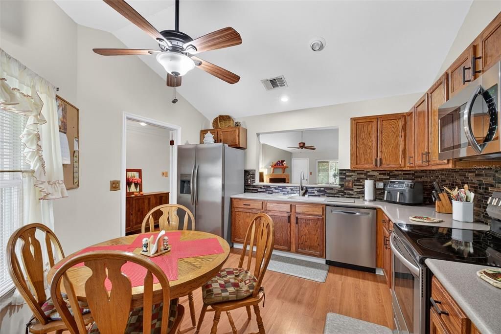 Под контрактом: $395,000 (4 спален, 2 ванн, 1816 Квадратных фут)