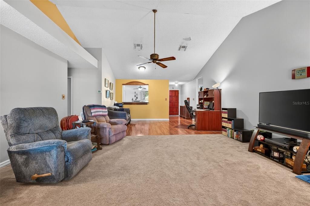 Под контрактом: $395,000 (4 спален, 2 ванн, 1816 Квадратных фут)