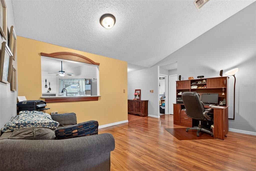 Под контрактом: $395,000 (4 спален, 2 ванн, 1816 Квадратных фут)