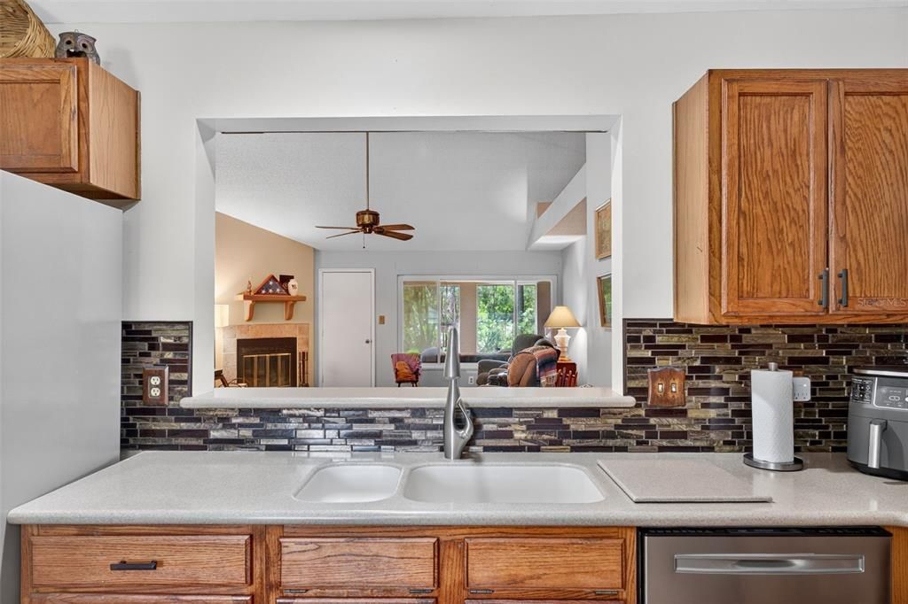 Под контрактом: $395,000 (4 спален, 2 ванн, 1816 Квадратных фут)