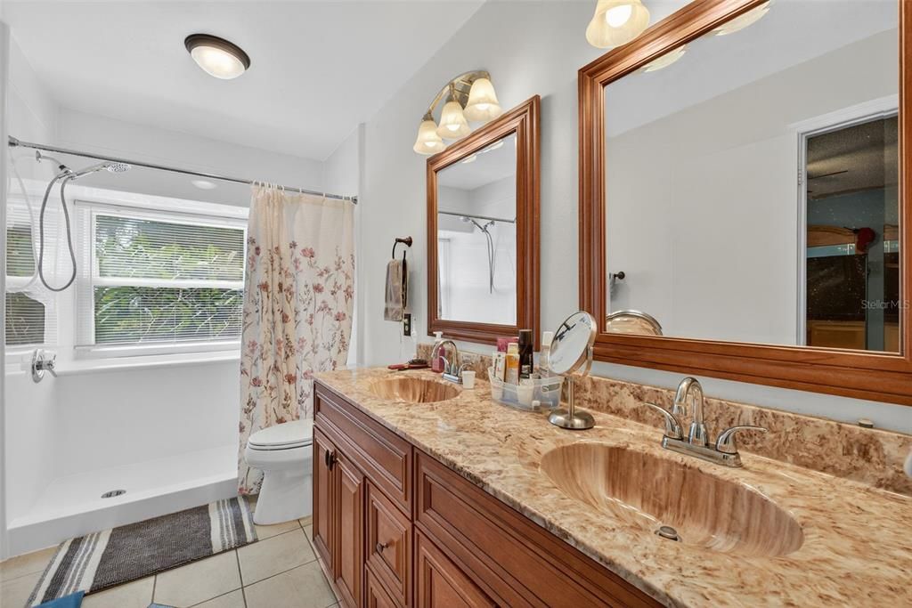 Под контрактом: $395,000 (4 спален, 2 ванн, 1816 Квадратных фут)