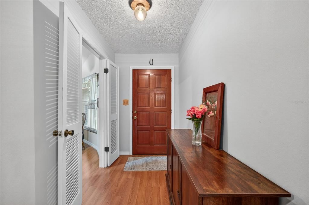 Под контрактом: $395,000 (4 спален, 2 ванн, 1816 Квадратных фут)