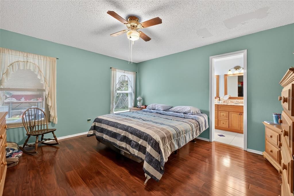 Под контрактом: $395,000 (4 спален, 2 ванн, 1816 Квадратных фут)