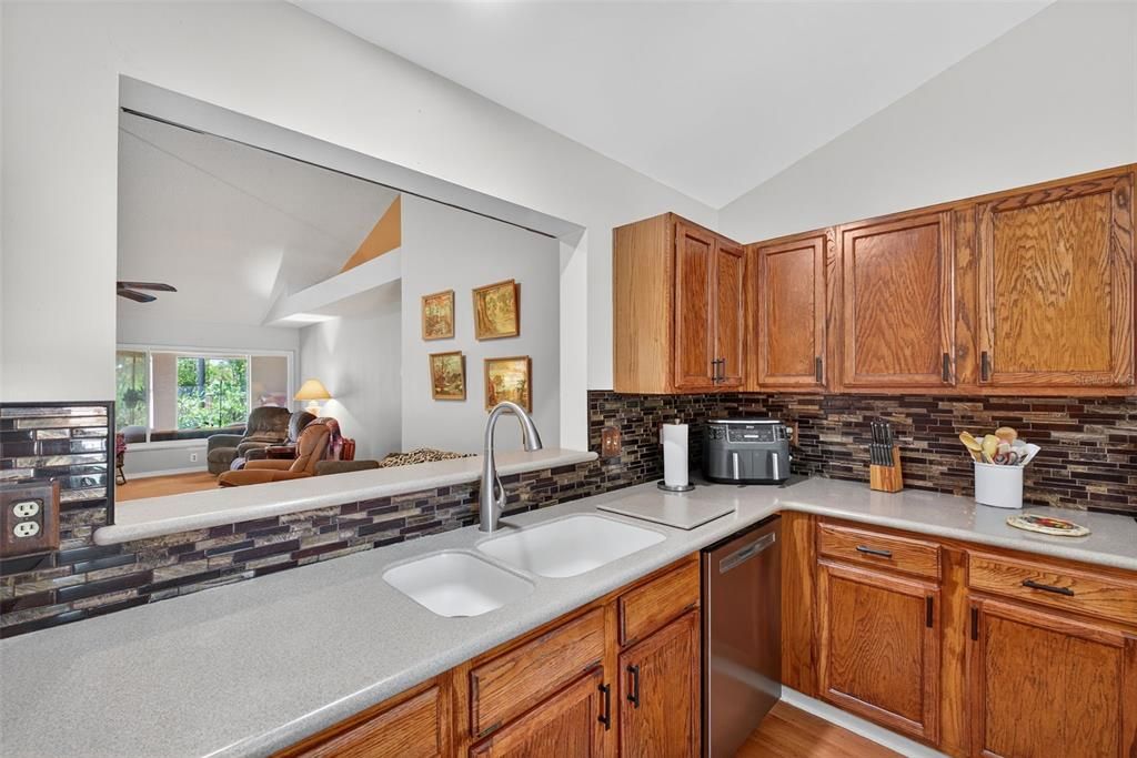 Под контрактом: $395,000 (4 спален, 2 ванн, 1816 Квадратных фут)