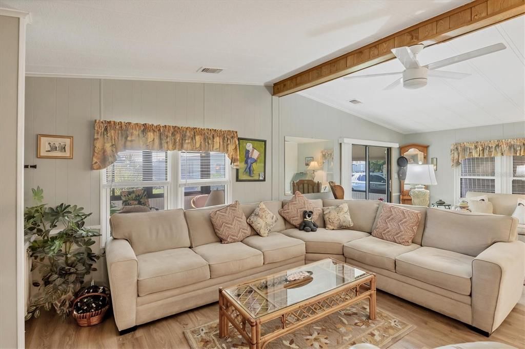 待售: $195,000 (2 贝兹, 2 浴室, 1351 平方英尺)