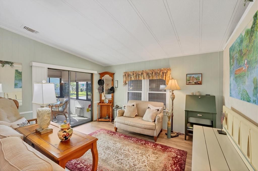 待售: $195,000 (2 贝兹, 2 浴室, 1351 平方英尺)