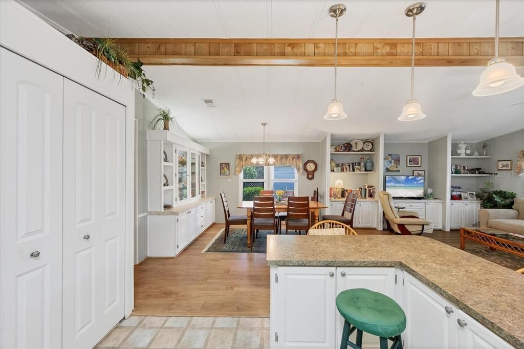 待售: $195,000 (2 贝兹, 2 浴室, 1351 平方英尺)