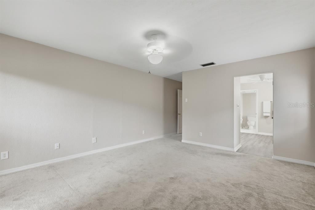 Под контрактом: $240,000 (2 спален, 2 ванн, 1793 Квадратных фут)