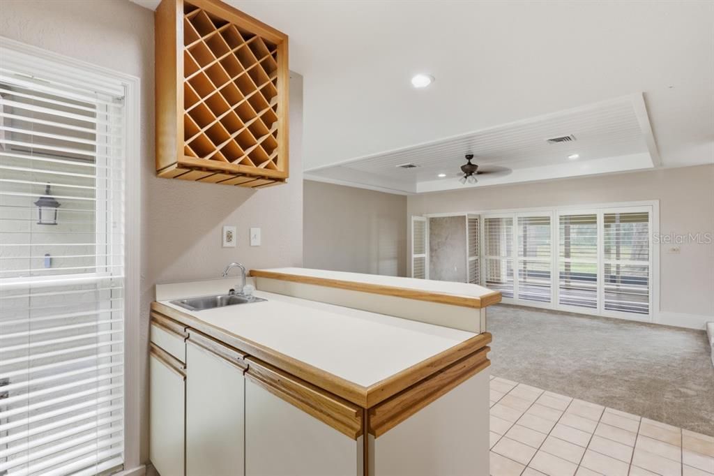 Под контрактом: $240,000 (2 спален, 2 ванн, 1793 Квадратных фут)