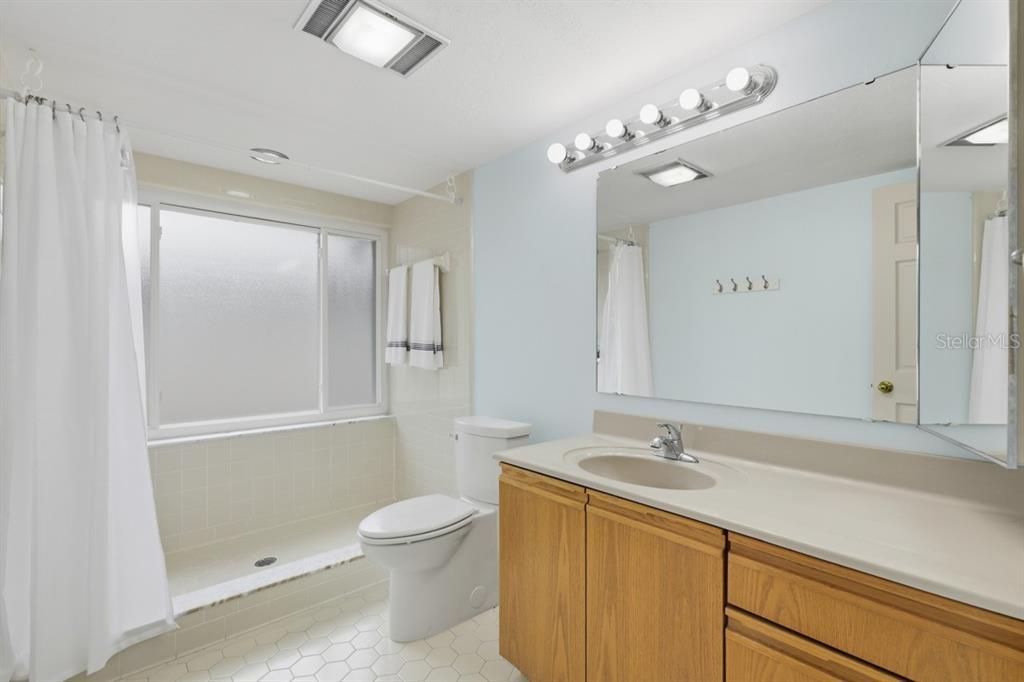 Под контрактом: $240,000 (2 спален, 2 ванн, 1793 Квадратных фут)