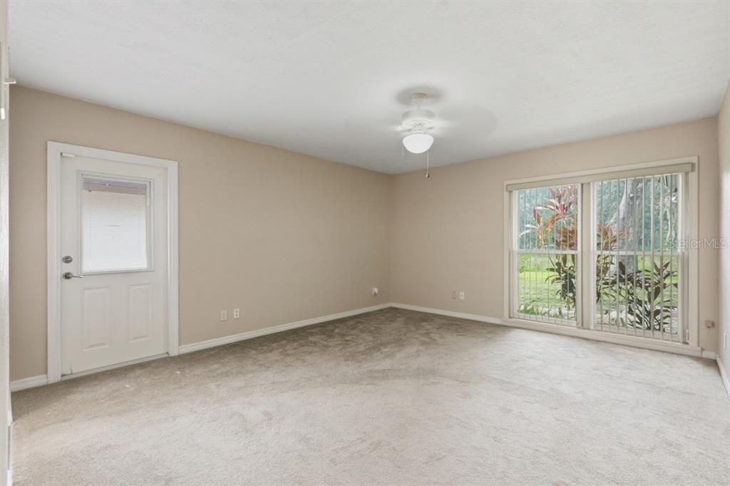 Под контрактом: $240,000 (2 спален, 2 ванн, 1793 Квадратных фут)