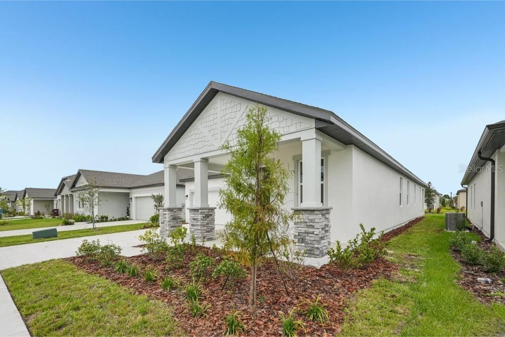 Active With Contract: $479,990 (3 beds, 2 baths, 2226 Square Feet)