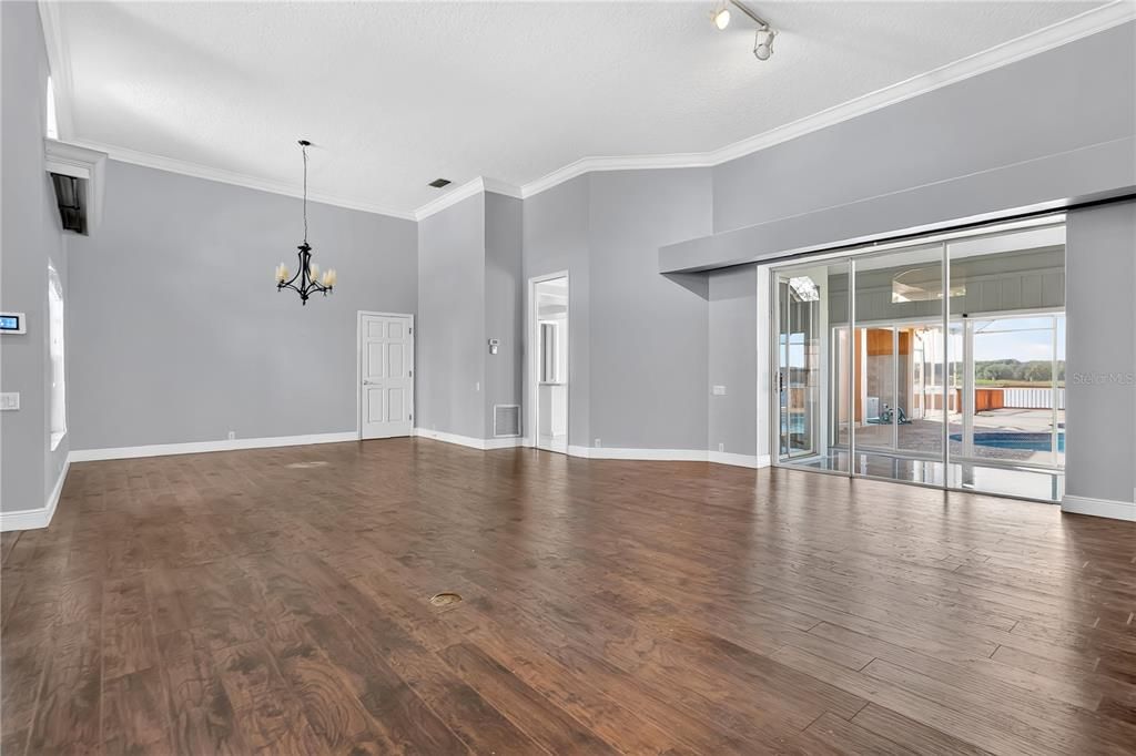 出租: $4,000 (4 贝兹, 3 浴室, 3032 平方英尺)