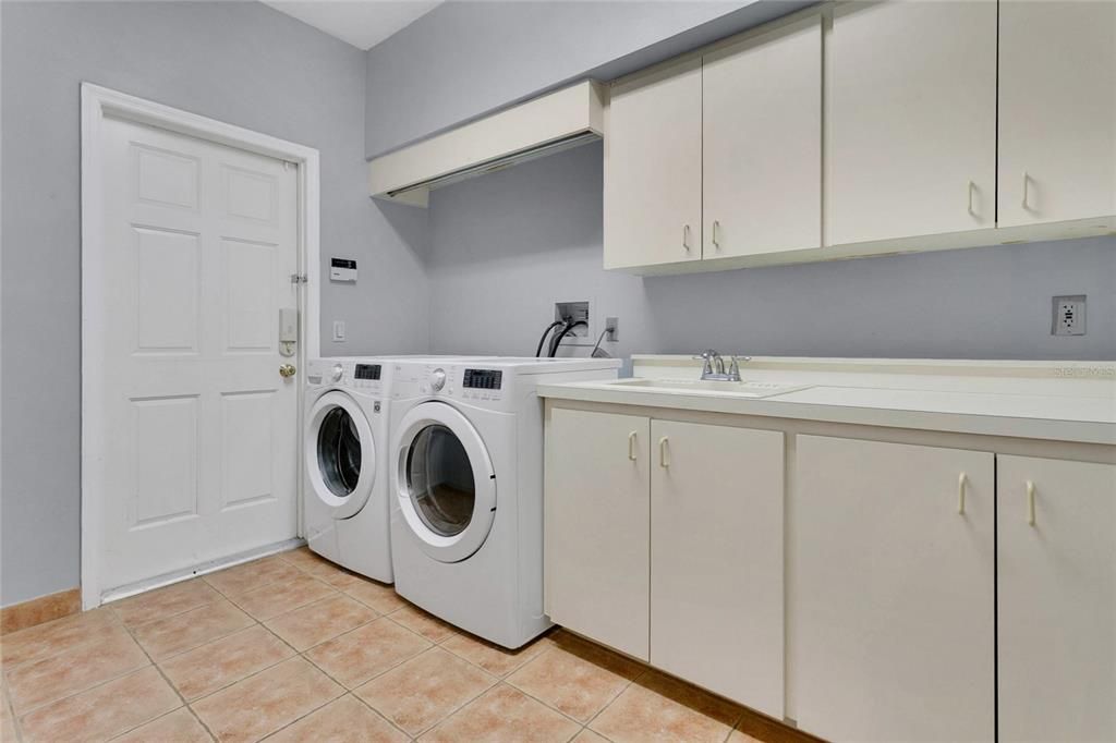 出租: $4,000 (4 贝兹, 3 浴室, 3032 平方英尺)