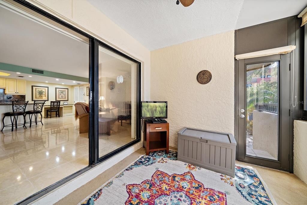 For Sale: $425,000 (1 beds, 1 baths, 875 Square Feet)