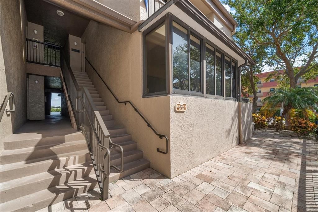 For Sale: $425,000 (1 beds, 1 baths, 875 Square Feet)