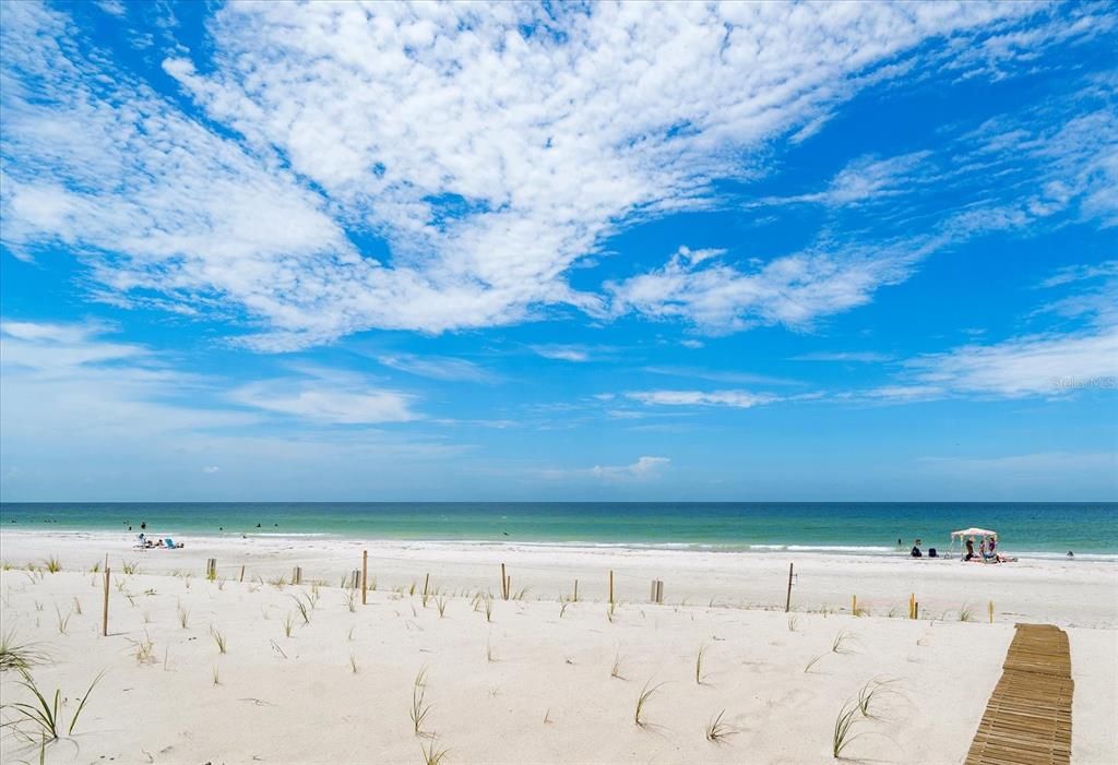 For Sale: $425,000 (1 beds, 1 baths, 875 Square Feet)