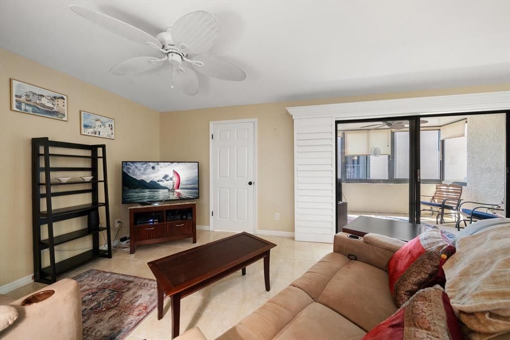 For Sale: $425,000 (1 beds, 1 baths, 875 Square Feet)