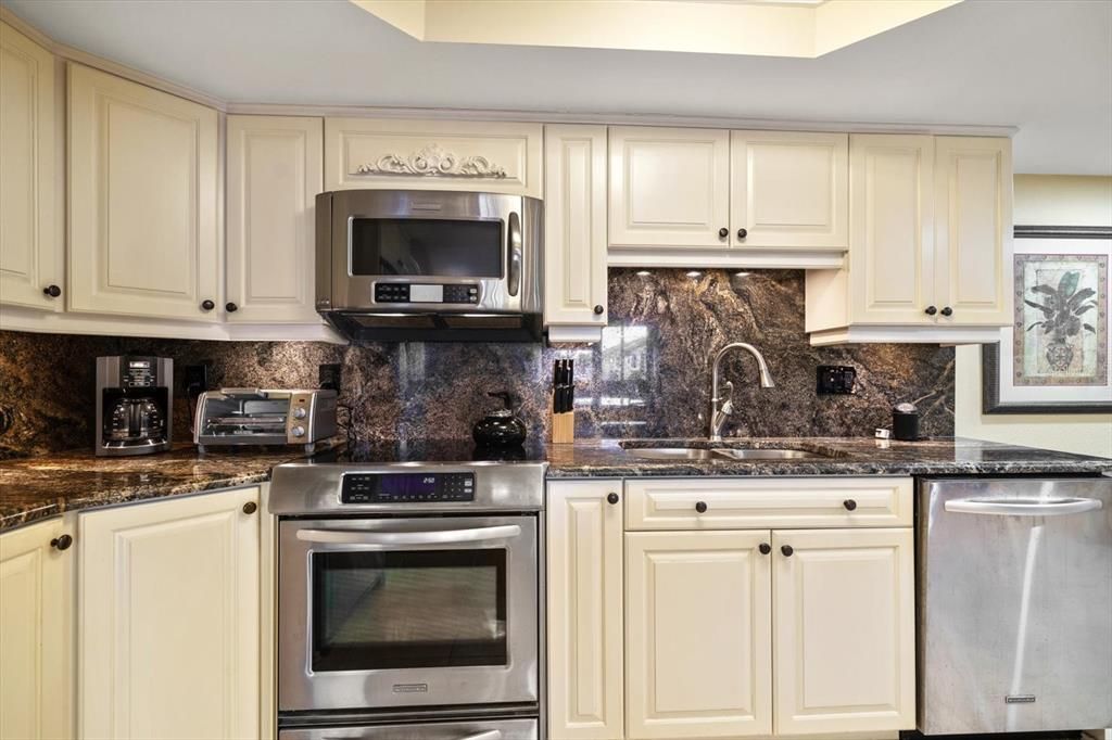 For Sale: $425,000 (1 beds, 1 baths, 875 Square Feet)