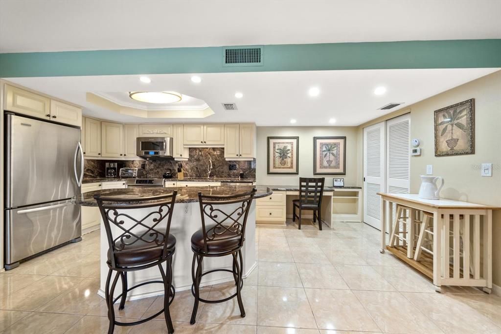 For Sale: $425,000 (1 beds, 1 baths, 875 Square Feet)