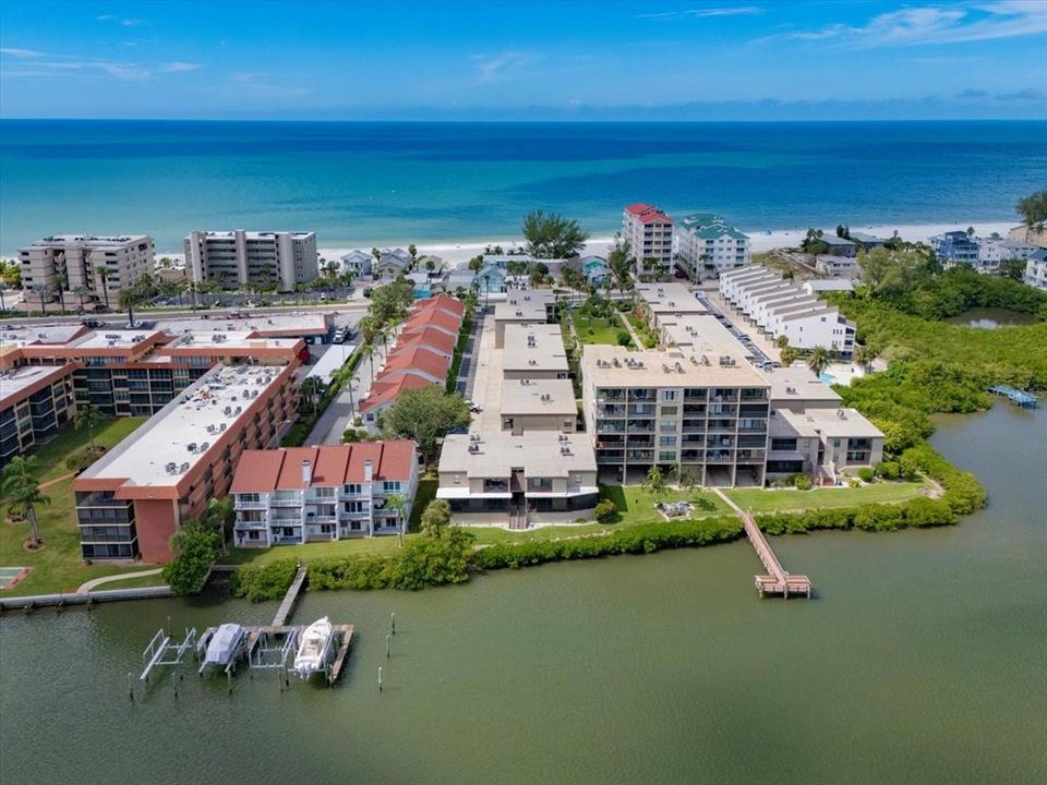 For Sale: $425,000 (1 beds, 1 baths, 875 Square Feet)