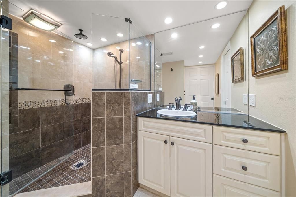 For Sale: $425,000 (1 beds, 1 baths, 875 Square Feet)