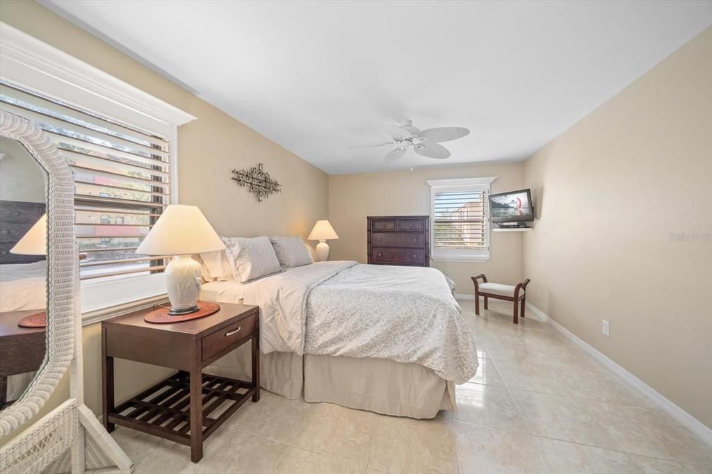 For Sale: $425,000 (1 beds, 1 baths, 875 Square Feet)