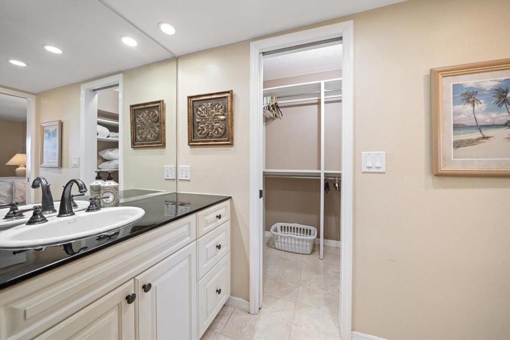 For Sale: $425,000 (1 beds, 1 baths, 875 Square Feet)