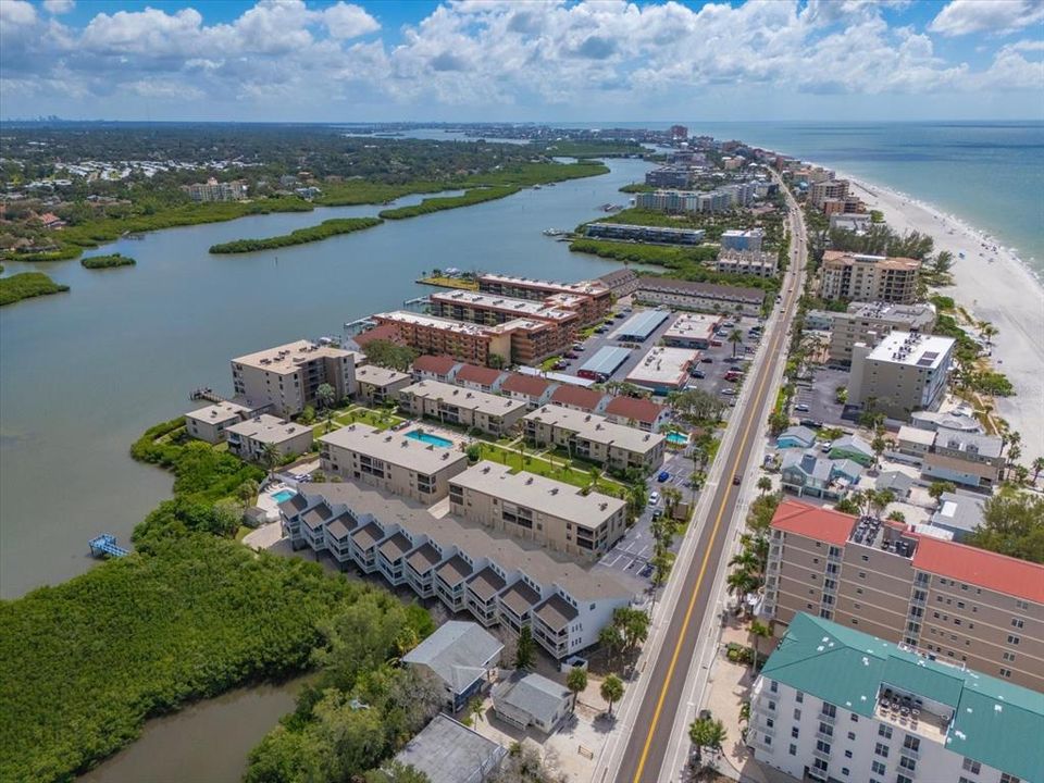 For Sale: $425,000 (1 beds, 1 baths, 875 Square Feet)