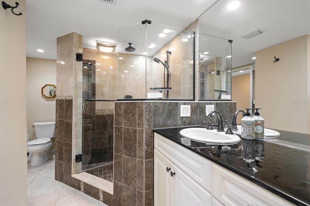 For Sale: $425,000 (1 beds, 1 baths, 875 Square Feet)