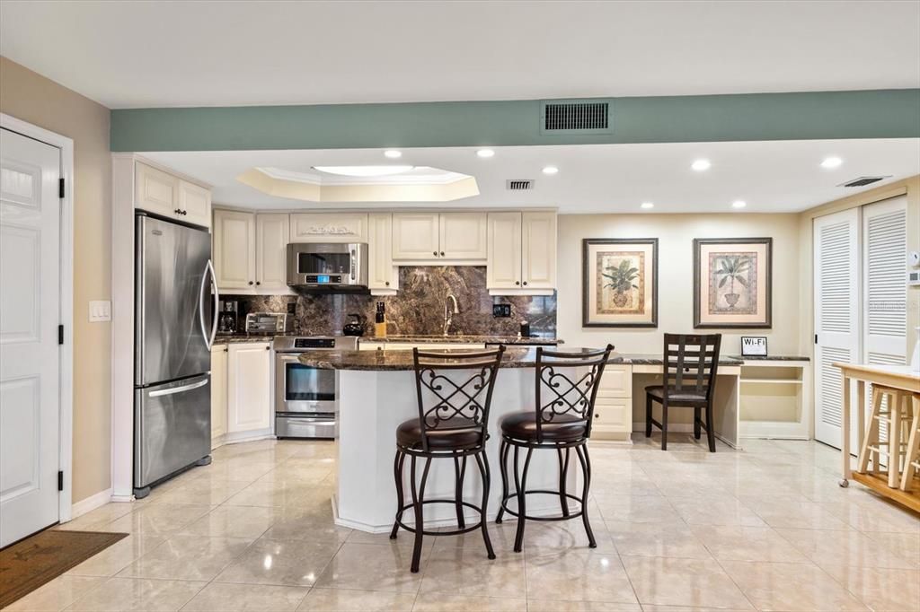 For Sale: $425,000 (1 beds, 1 baths, 875 Square Feet)