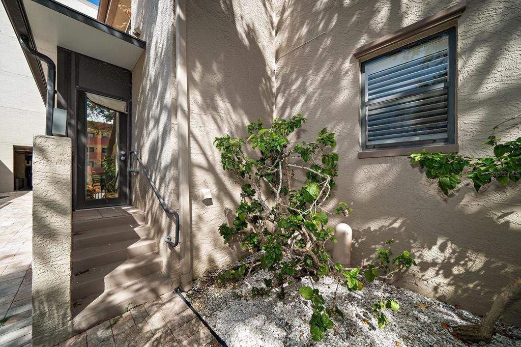 For Sale: $425,000 (1 beds, 1 baths, 875 Square Feet)