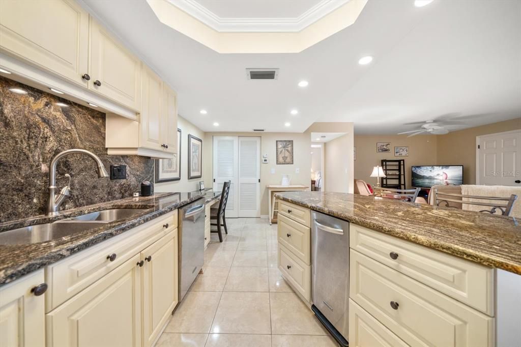 For Sale: $425,000 (1 beds, 1 baths, 875 Square Feet)