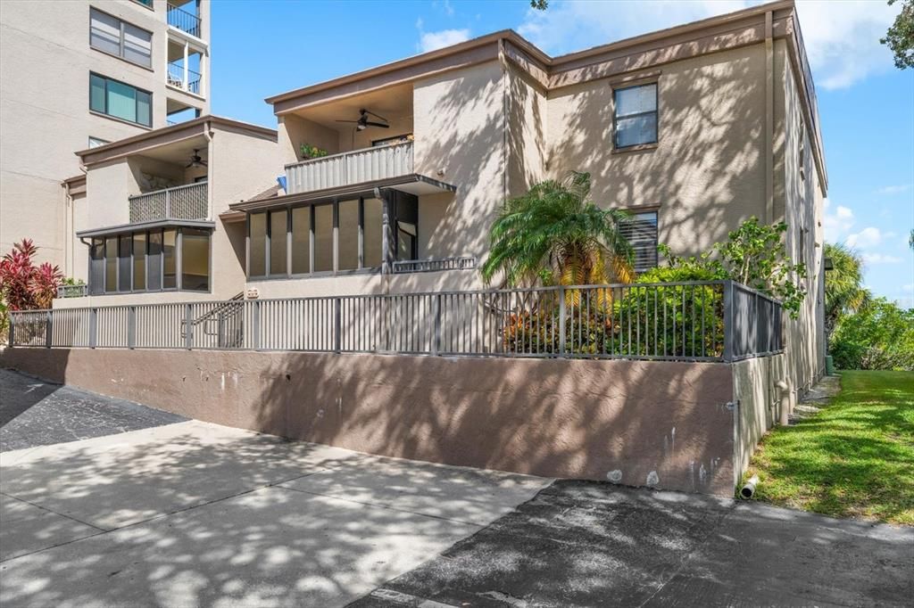 For Sale: $425,000 (1 beds, 1 baths, 875 Square Feet)