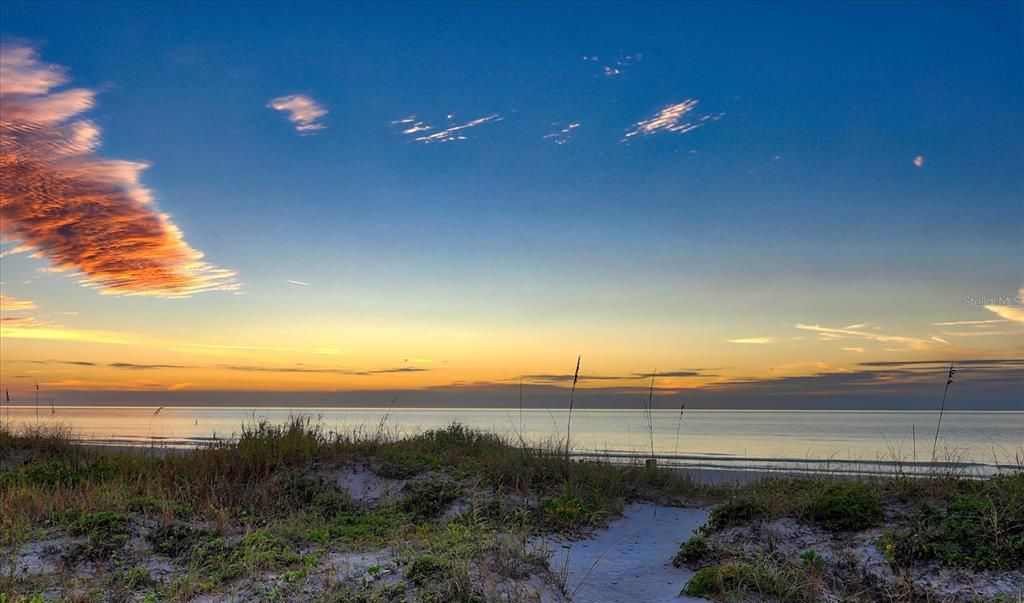 For Sale: $425,000 (1 beds, 1 baths, 875 Square Feet)