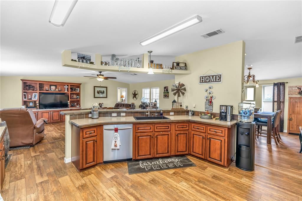 待售: $775,000 (3 贝兹, 2 浴室, 1994 平方英尺)