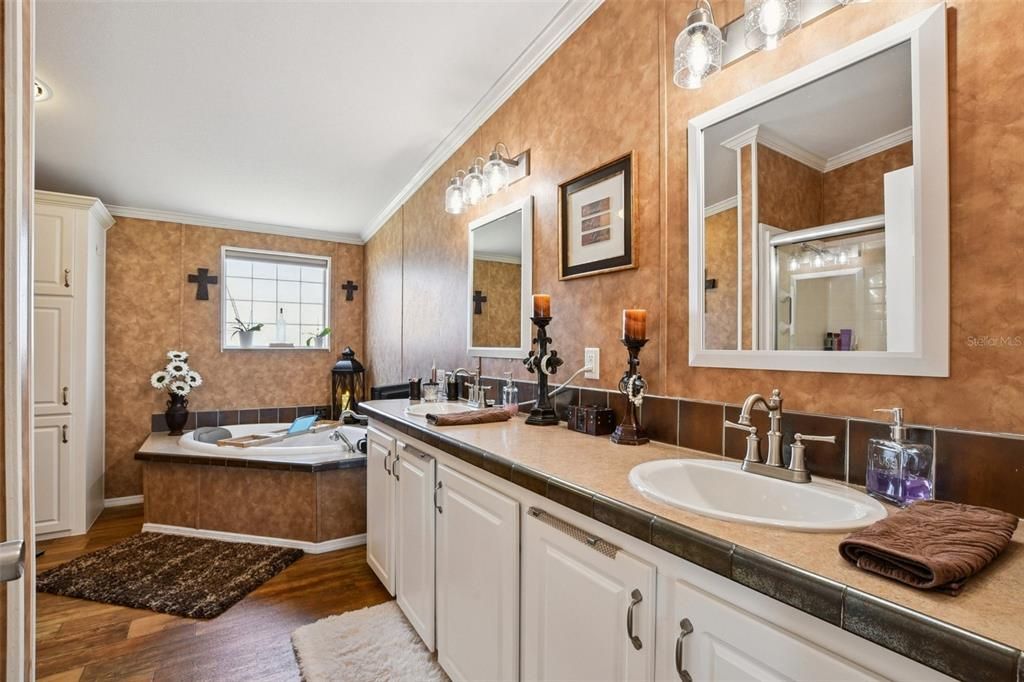 待售: $775,000 (3 贝兹, 2 浴室, 1994 平方英尺)