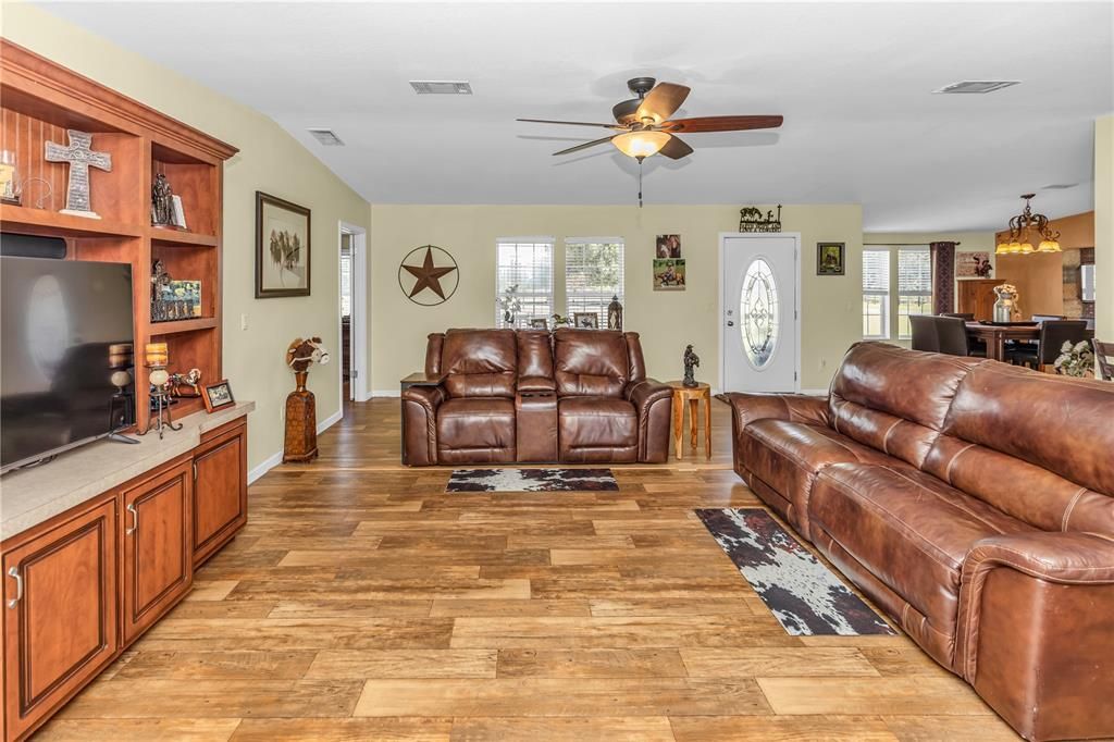 待售: $775,000 (3 贝兹, 2 浴室, 1994 平方英尺)