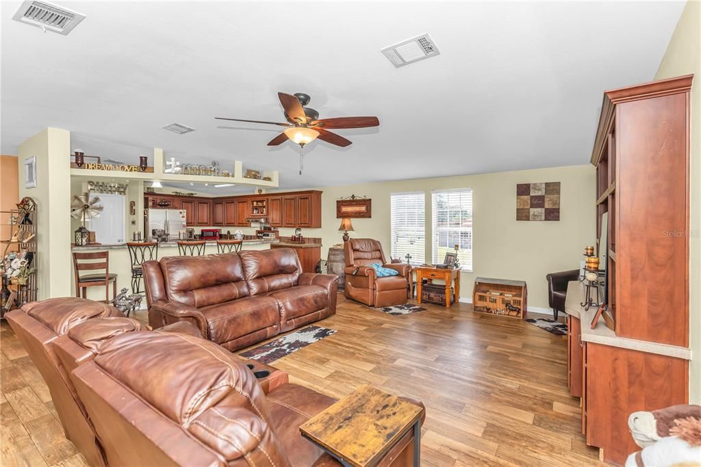 待售: $775,000 (3 贝兹, 2 浴室, 1994 平方英尺)